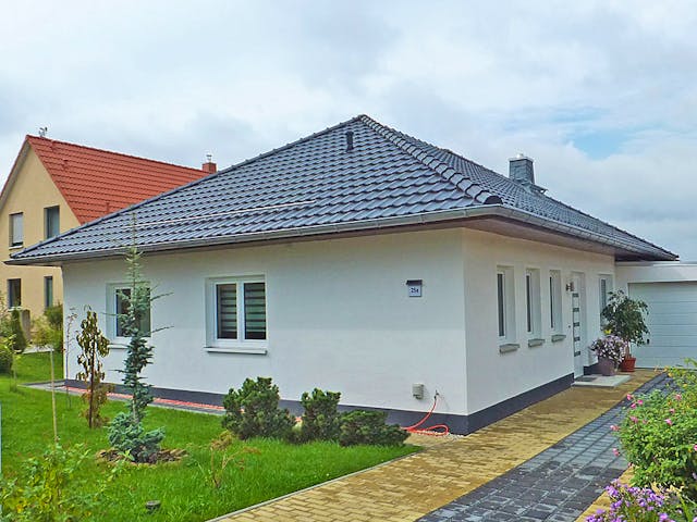 Winkelbungalow 328 von WEIOTT-Massiv-Haus — massiver Bungalow mit 112 m² und Walmdach